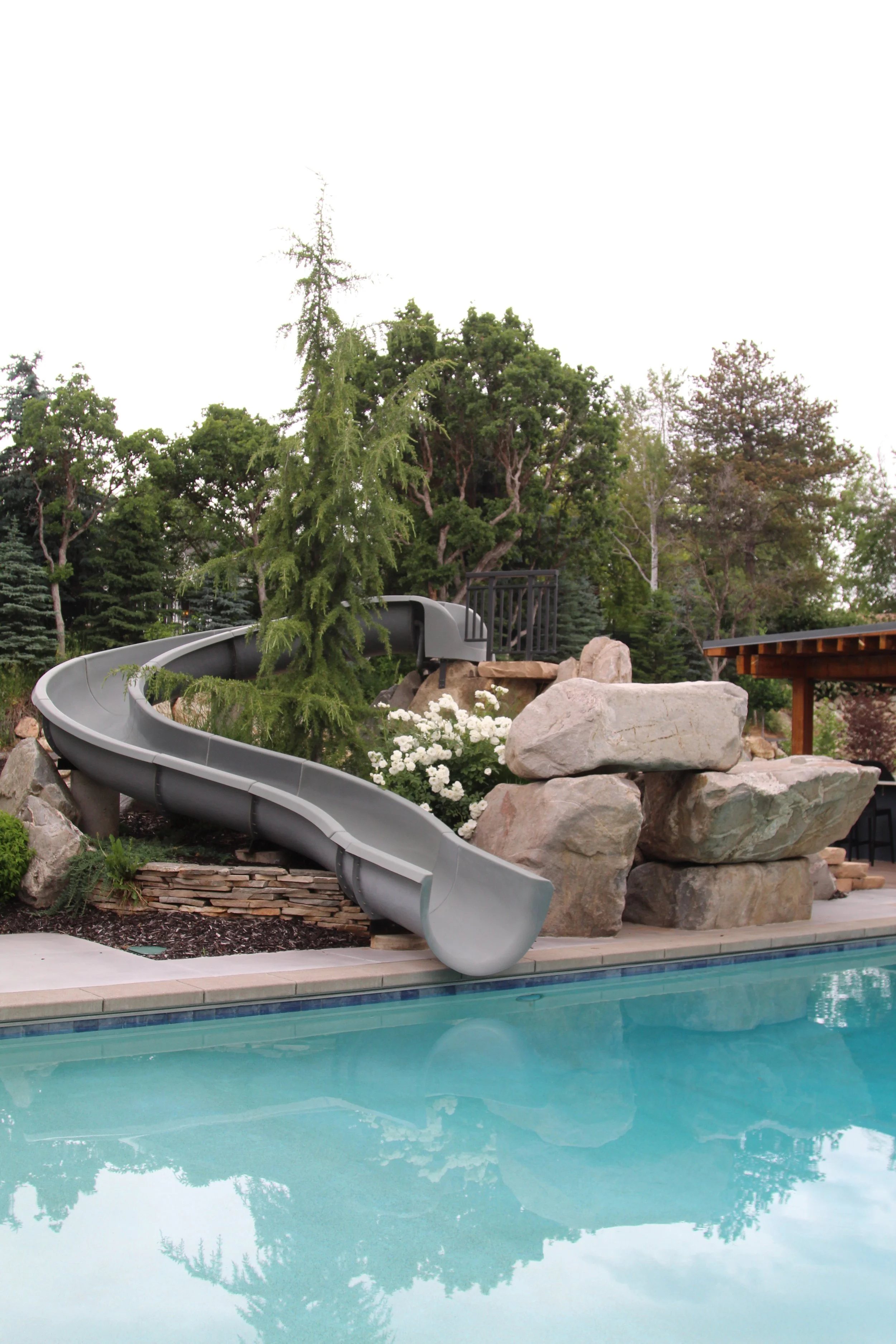 Creating Outdoor Living Spaces That Work Year-Round